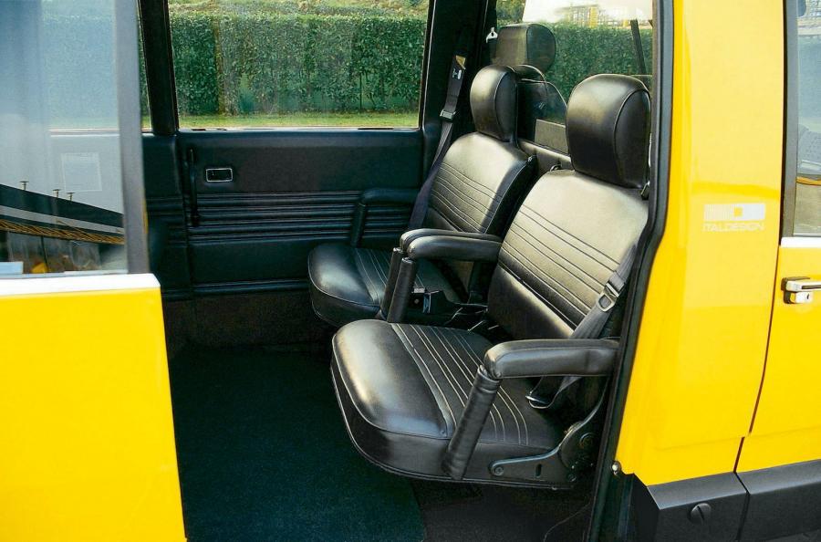 Интерьер Alfa Romeo New York Taxi Concept 1976 года  (фото 4 из 21)